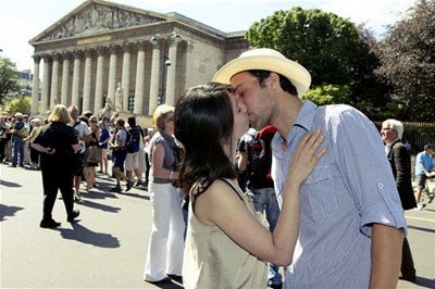 Une étudiante chinoise embrasse cent Parisiens