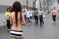 En bikini sur le Bund de Shanghai, un iPad à la main