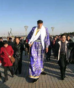 Chine Nouvelle : Géant Chinois descendant une avenue